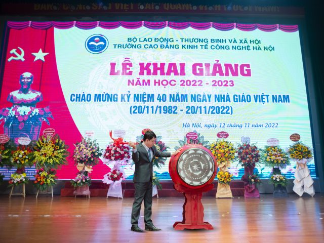 Hiệu trưởng_Nguyễn Mạnh Hà đánh trống khai giảng năm học 2022-2023